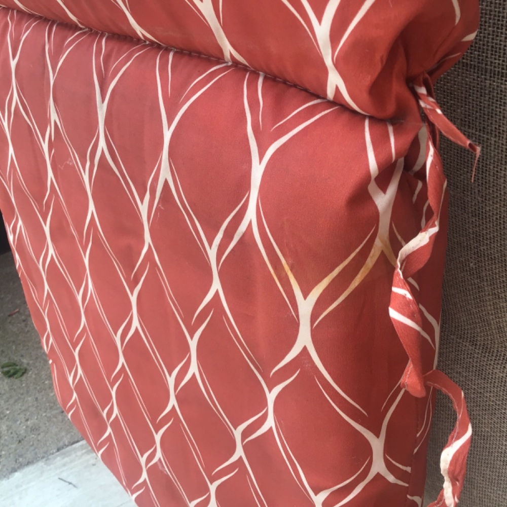 Red coral with white geo print outdoor chair cushion - Picture 5 of 5